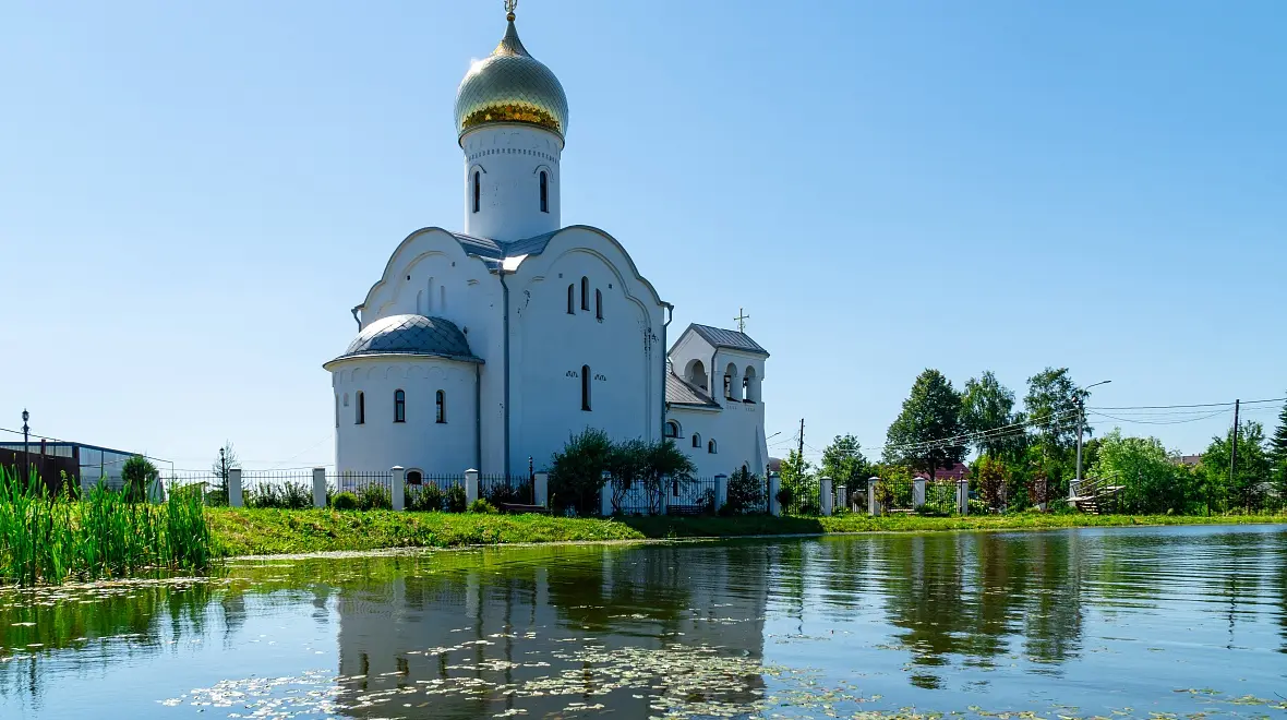 Храм Рождества Пресвятой Богородицы у пруда в Поварово